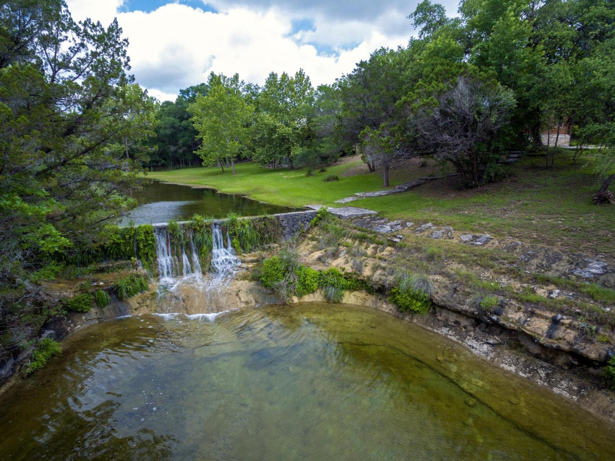 Falls Log Home Wimberley Ngoại thất bức ảnh